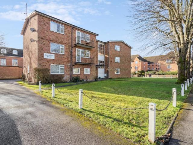 Flat for rent in Beaconsfield, Knotty Green