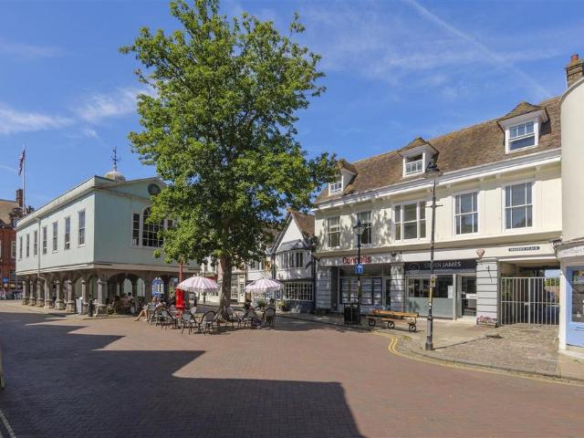 Flat for rent in Oad Street, Kent