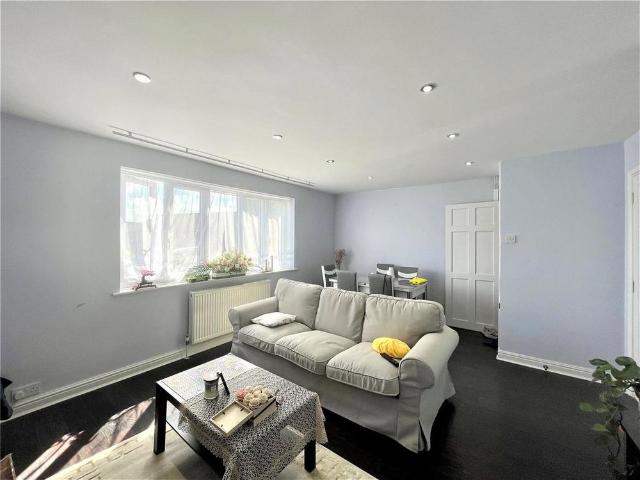 Apartment for rent in Lower Halliford, Surrey