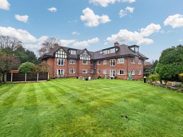 Flat for rent in Altrincham, Hale
