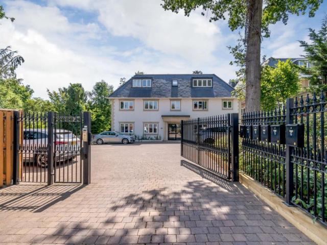 Flat for rent in Northwood, Greater London