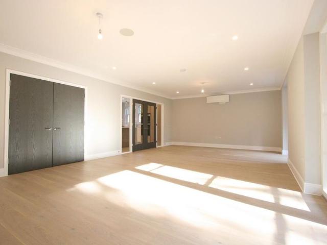 Apartment for rent in Northwood, Greater London
