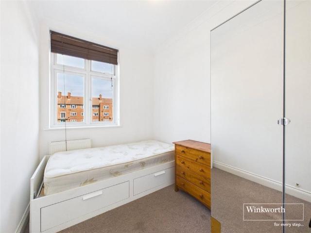 Apartment for rent in The Hale, Greater London