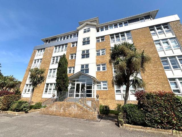 Flat for rent in Little Stanmore, Greater London