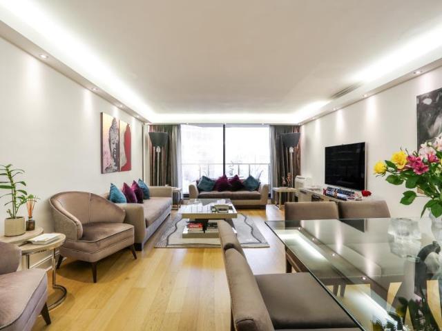 Flat for rent in Brook Green, Greater London