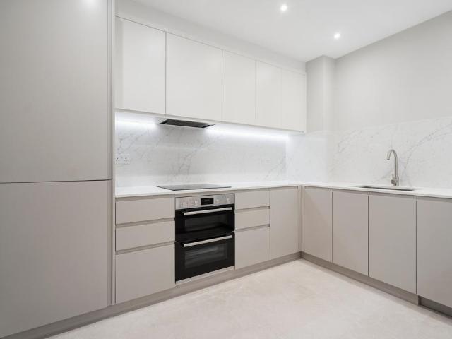 Flat for rent in London Borough of Ealing, Greater London