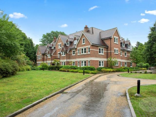 Flat for rent in Blackhills, Surrey