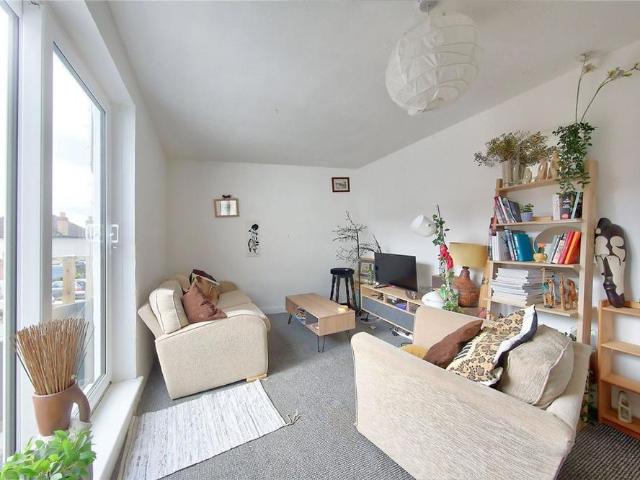 Apartment for rent in London Borough of Merton, Raynes Park