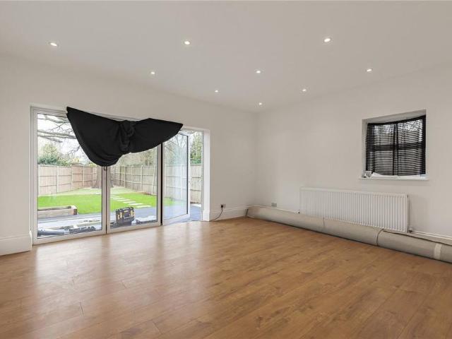 Apartment for rent in Strawberry Hill, Greater London