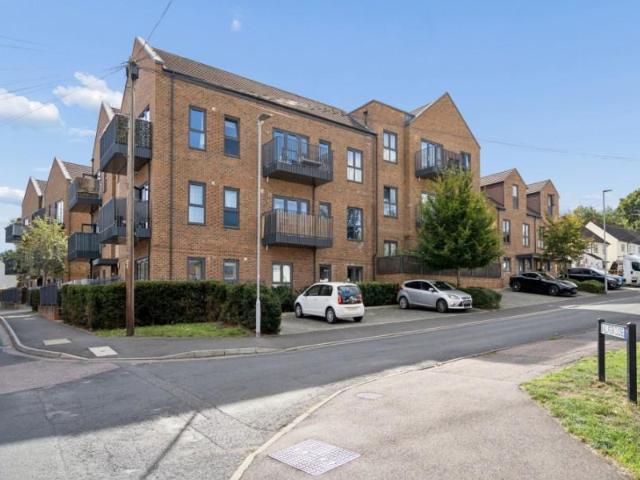 Flat for rent in Carpenders Park, Three Rivers