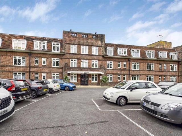 Flat for rent in London Borough of Richmond upon Thames, Greater London