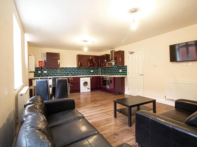 Flat for rent in Hyde Park, West Yorkshire