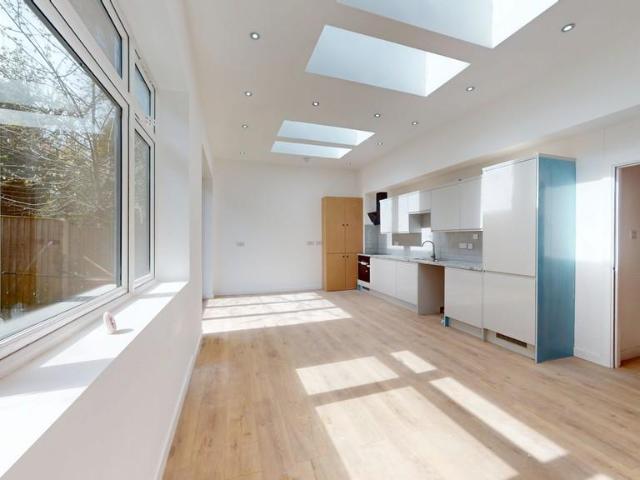 Flat for rent in London Borough of Croydon, Addiscombe