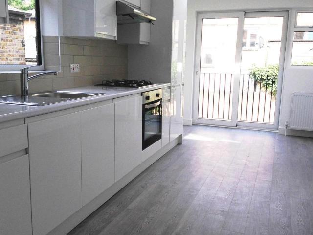 Flat for rent in North Kensington, Greater London