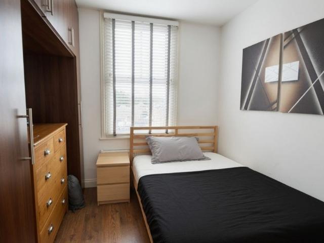 Apartment for rent in Row Town, Surrey