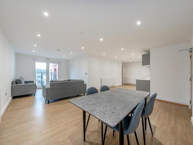 Flat for rent in Hillview, Surrey