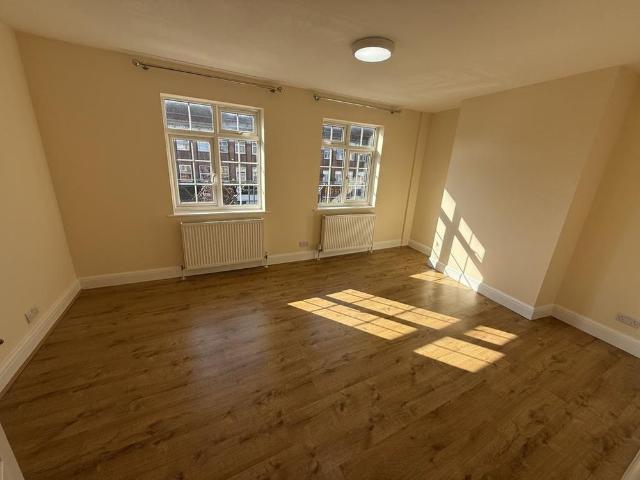 Apartment for rent in Lane, Greater London