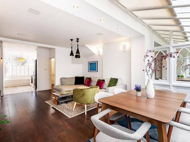 Apartment for rent in Lot's Village, Greater London