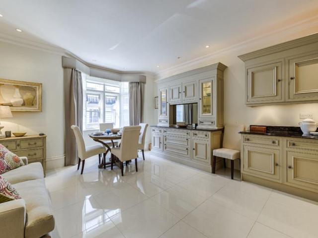 Flat for rent in Brompton, Greater London