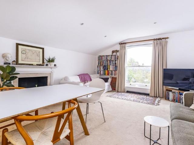 Apartment for rent in London Borough of Merton, Raynes Park