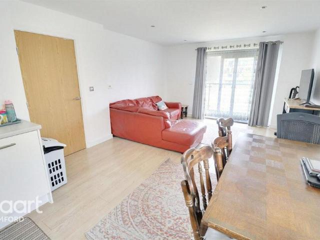 Apartment for rent in Rush Green, Greater London