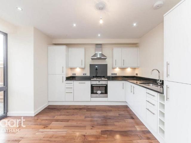 Flat for rent in Furzedown, Greater London