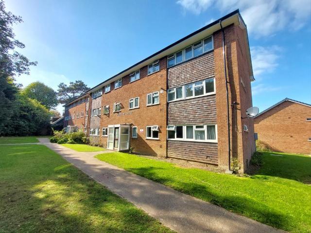 Flat for rent in London Borough of Croydon, Purley
