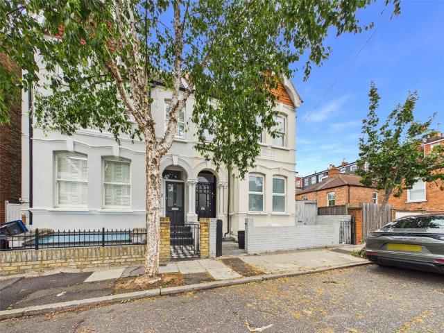 Flat for rent in St Margarets, Greater London