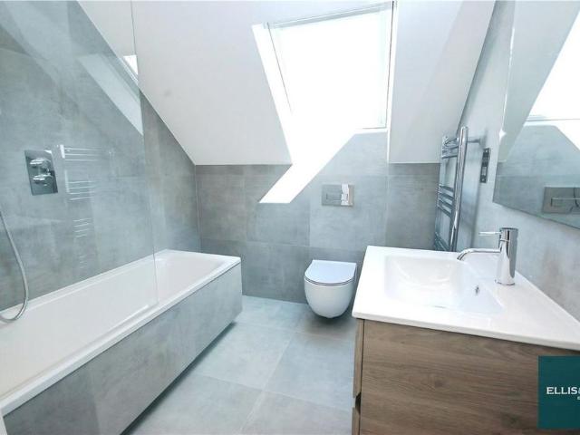 Apartment for rent in Woodside Park, Greater London