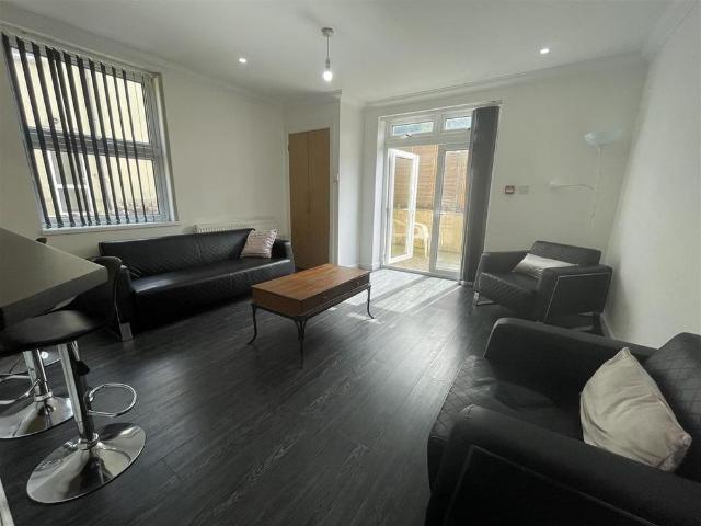 Apartment for rent in Plasnewydd, Falcon Lodge