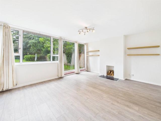Flat for rent in Strawberry Hill, Greater London