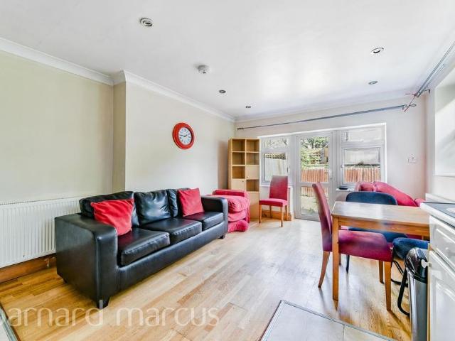 Apartment for rent in Furzedown, Greater London