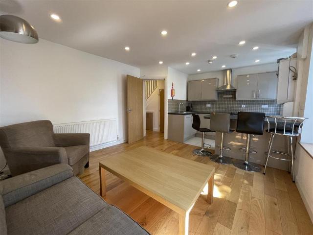 Flat for rent in Plasnewydd, Falcon Lodge