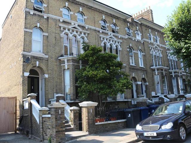 Flat for rent in London Borough of Ealing, Isle Of Man