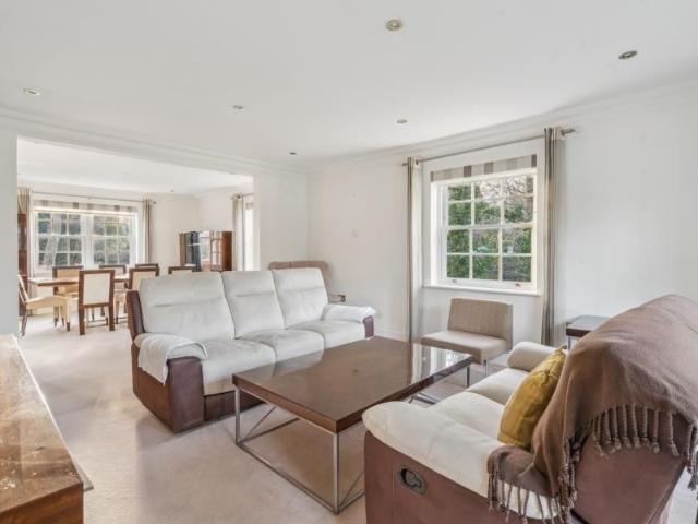 Apartment for rent in Northwood, Greater London