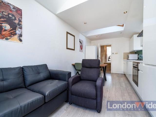 Apartment for rent in North Kensington, Greater London