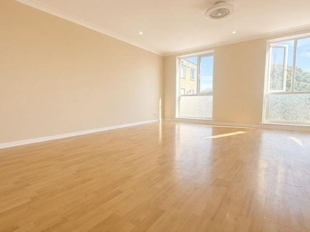 Apartment for rent in Lower Halliford, Surrey