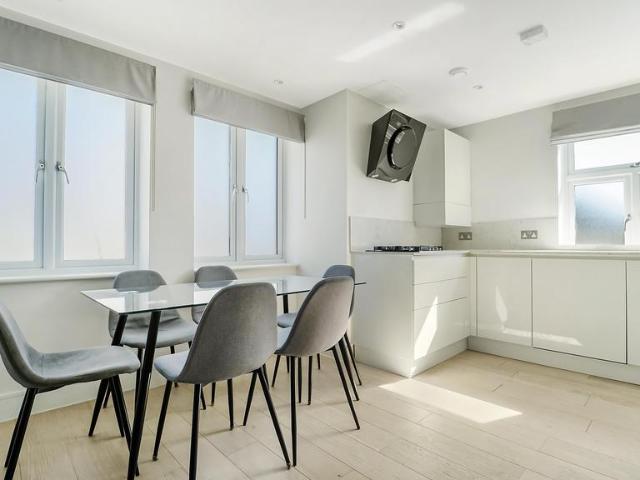 Flat for rent in London Borough of Ealing, Greater London