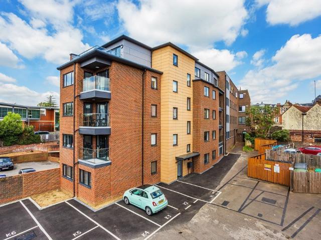 Flat for rent in Pachesham Park, Surrey