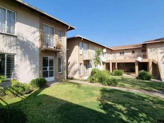 Apartment for rent in Johannesburg Ward 97, Roodepoort