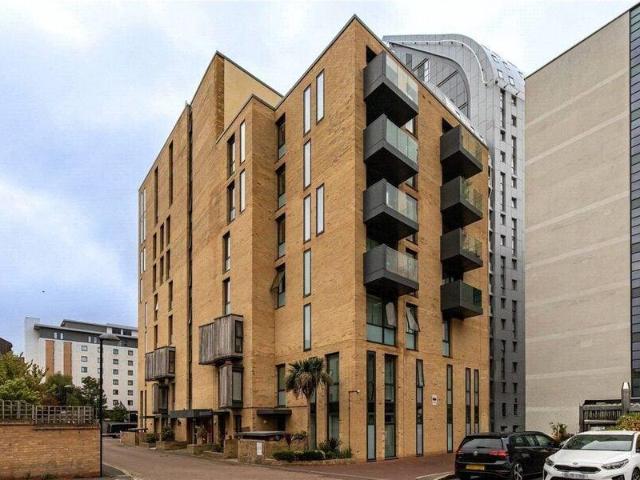 Apartment for sale in Cat Hill, England