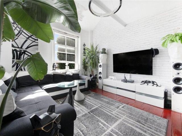 Apartment for sale in Cat Hill, England