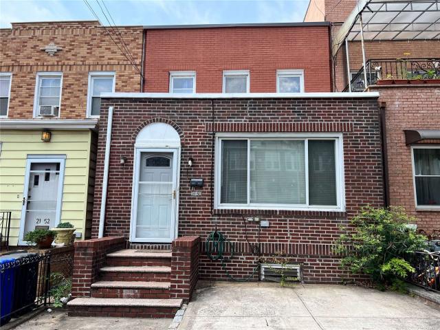 Townhouse for sale in Astoria