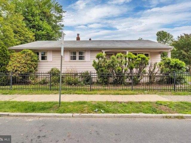 House for sale in Audubon