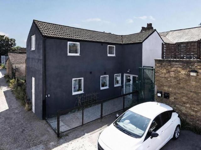 Flat for sale in Northumberland Heath, Greater London