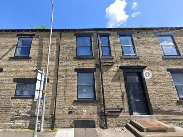 Flat for sale in Brighouse, Woodhouse