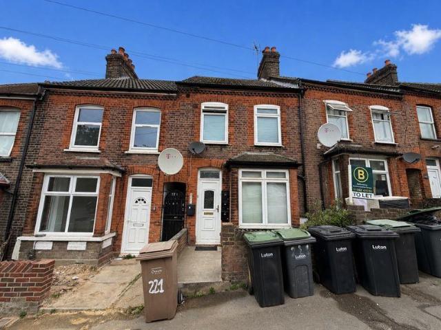 Flat for sale in Spring Park, Luton