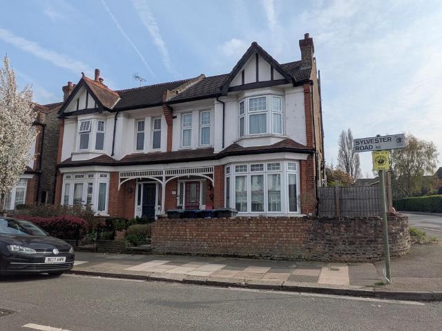 Flat for sale in Finchley, Greater London