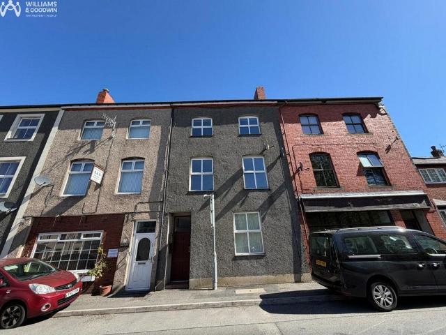 Flat for sale in Bethesda, Wales