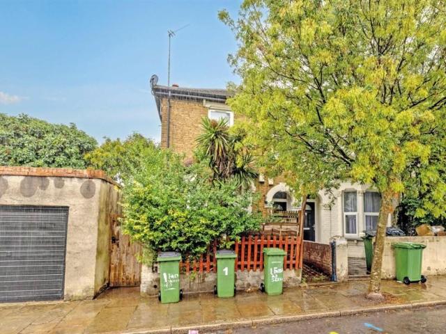 Flat for sale in Royal Borough of Greenwich, Greater London